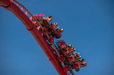 Orlando, Florida. 15 Mart 2020. İnsanlar Universal Stüdyoları 4 'te Hollywood Rip Ride Rockler treninin keyfini çıkarıyorlar.