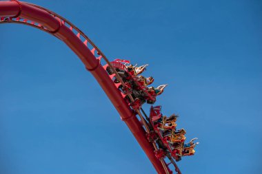 Orlando, Florida. 15 Mart 2020. İnsanlar Universal Stüdyoları 6 'da Hollywood Rip Ride Rockler treninin keyfini çıkarıyorlar..