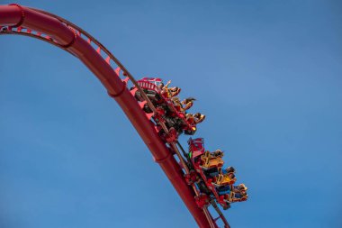 Orlando, Florida. 15 Mart 2020. İnsanlar Universal Stüdyoları 9 'da Hollywood Rip Ride Rockler treninin keyfini çıkarıyorlar.