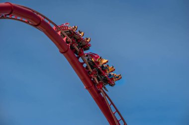 Orlando, Florida. 15 Mart 2020. İnsanlar Universal Stüdyoları 10 'da Hollywood Rip Ride Rockler treninin keyfini çıkarıyorlar..