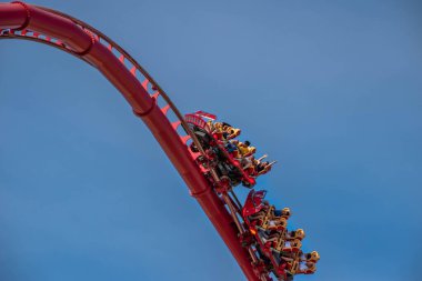 Orlando, Florida. 15 Mart 2020. İnsanlar Universal Stüdyoları 11 'de Hollywood Rip Ride Rockler treninin keyfini çıkarıyorlar.