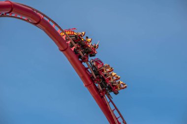 Orlando, Florida. 15 Mart 2020. İnsanlar Universal Stüdyoları 12 'de Hollywood Rip Ride Rockler treninin keyfini çıkarıyorlar.