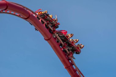 Orlando, Florida. 15 Mart 2020. İnsanlar Universal Stüdyoları 13 'te Hollywood Rip Ride Rockler treninin keyfini çıkarıyorlar..