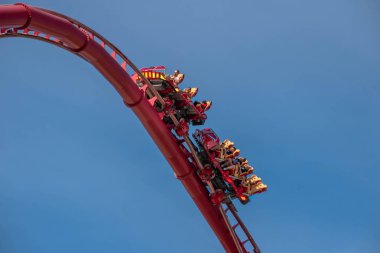 Orlando, Florida. 15 Mart 2020. İnsanlar Universal Stüdyoları 15 'te Hollywood Rip Ride Rockler treninin keyfini çıkarıyorlar.