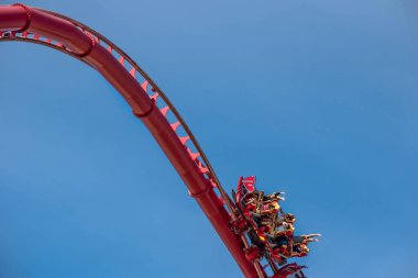 Orlando, Florida. 15 Mart 2020. İnsanlar Universal Stüdyoları 17 'de Hollywood Rip Ride Rockler treninin keyfini çıkarıyorlar.