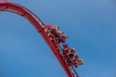 Orlando, Florida. 15 Mart 2020. İnsanlar Universal Stüdyoları 18 'de Hollywood Rip Ride Rockler treninin keyfini çıkarıyorlar.