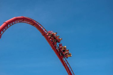Orlando, Florida. 15 Mart 2020. İnsanlar Universal Stüdyoları 20 'de Hollywood Rip Ride Rockler treninin keyfini çıkarıyorlar.