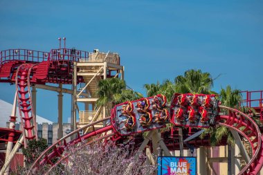 Orlando, Florida. 15 Mart 2020. İnsanlar Universal Stüdyoları 21 'de Hollywood Rip Ride Rockler treninin keyfini çıkarıyorlar..