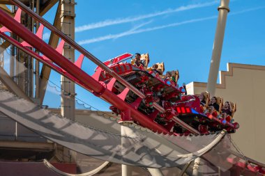 Orlando, Florida. 15 Mart 2020. İnsanlar Universal Stüdyoları 27 'de Hollywood Rip Ride Rockler treninin keyfini çıkarıyorlar.