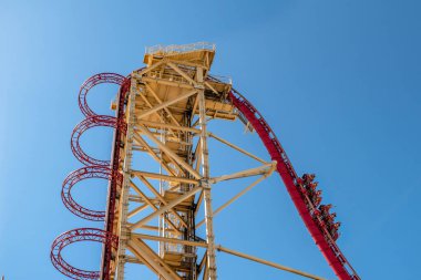 Orlando, Florida. 15 Mart 2020. İnsanlar Universal Stüdyoları 28 'de Hollywood Rip Ride Rockler treninin keyfini çıkarıyorlar.