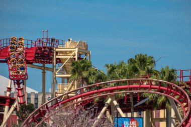 Orlando, Florida. 15 Mart 2020. İnsanlar Universal Stüdyoları 36 'da Hollywood Rip Ride Rockler treninin keyfini çıkarıyorlar.