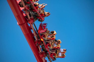 Orlando, Florida. 15 Mart 2020. İnsanlar Universal Stüdyoları 8 'de Hollywood Rip Ride Rockler treninde eğleniyor..