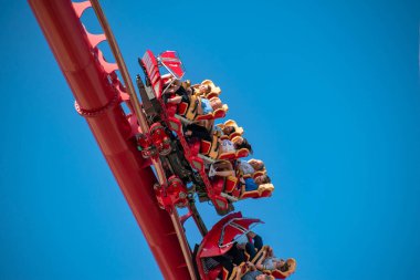 Orlando, Florida. 15 Mart 2020. İnsanlar Universal Stüdyoları 9 'da Hollywood Rip Ride Rockler treninde eğleniyor.