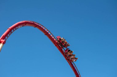 Orlando, Florida. 15 Mart 2020. İnsanlar Universal Stüdyoları 11 'de Hollywood Rip Ride Rockler treninde eğleniyor.