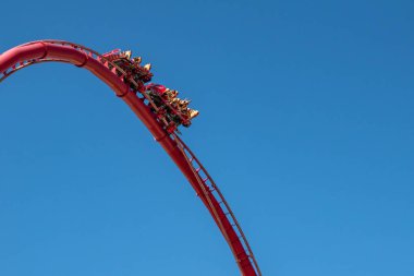Orlando, Florida. 15 Mart 2020. İnsanlar Universal Stüdyoları 12 'de Hollywood Rip Ride Rockler treninde eğleniyor..