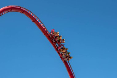 Orlando, Florida. 15 Mart 2020. İnsanlar Universal Stüdyoları 13 'te Hollywood Rip Ride Rockler treninde eğleniyor..