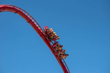 Orlando, Florida. 15 Mart 2020. İnsanlar Universal Stüdyoları 15 'te Hollywood Rip Ride Rockler treninde eğleniyor..