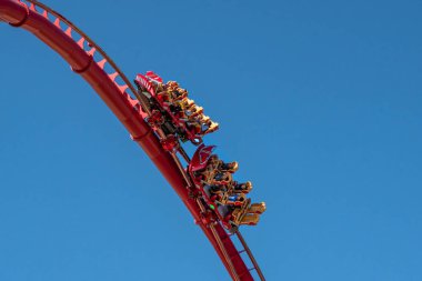 Orlando, Florida. 15 Mart 2020. İnsanlar Universal Stüdyoları 17 'de Hollywood Rip Ride Rockler treninde eğleniyor.