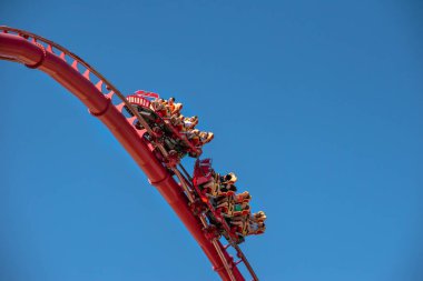 Orlando, Florida. 15 Mart 2020. İnsanlar Universal Stüdyoları 18 'de Hollywood Rip Ride Rockler treninde eğleniyor.