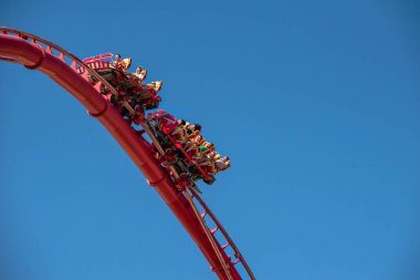 Orlando, Florida. 15 Mart 2020. İnsanlar Universal Stüdyoları 19 'da Hollywood Rip Ride Rockler treninde eğleniyor.