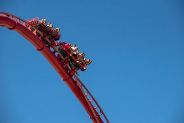 Orlando, Florida. 15 Mart 2020. İnsanlar Universal Stüdyoları 22 'de Hollywood Rip Ride Rockler treninde eğleniyor.