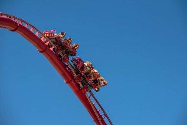 Orlando, Florida. 15 Mart 2020. İnsanlar Universal Stüdyoları 24 'te Hollywood Rip Ride Rockler treninde eğleniyor.