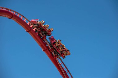 Orlando, Florida. 15 Mart 2020. İnsanlar Universal Stüdyoları 26 'da Hollywood Rip Ride Rockler treninde eğleniyor.