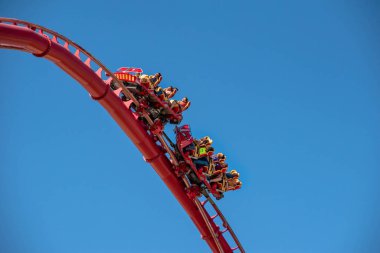 Orlando, Florida. 15 Mart 2020. İnsanlar Universal Stüdyoları 27 'de Hollywood Rip Ride Rockler treninde eğleniyor.