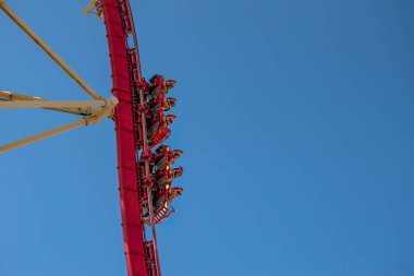 Orlando, Florida. 15 Mart 2020. İnsanlar Universal Stüdyoları 'nda Hollywood Rip Ride Rockler treninde eğleniyor.