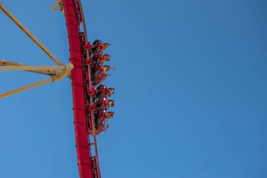 Orlando, Florida. 15 Mart 2020. İnsanlar Universal Stüdyoları 32 'de Hollywood Rip Ride Rockler treninde eğleniyor.