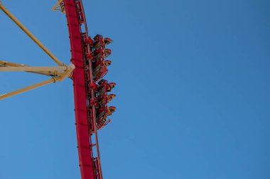 Orlando, Florida. 15 Mart 2020. İnsanlar Universal Stüdyoları 33 'te Hollywood Rip Ride Rockler treninde eğleniyor.