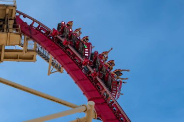 Orlando, Florida. 15 Mart 2020. İnsanlar Universal Stüdyoları 37 'de Hollywood Rip Ride Rockler treninde eğleniyor..