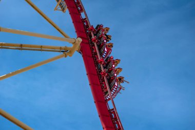 Orlando, Florida. 15 Mart 2020. İnsanlar Universal Stüdyoları 39 'da Hollywood Rip Ride Rockler treninde eğleniyor.