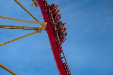 Orlando, Florida. 15 Mart 2020. İnsanlar Universal Stüdyoları 40 'ta Hollywood Rip Ride Rockler treninde eğleniyor..