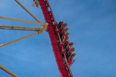 Orlando, Florida. 15 Mart 2020. İnsanlar Universal Stüdyoları 38 'de Hollywood Rip Ride Rockler treninde eğleniyor.