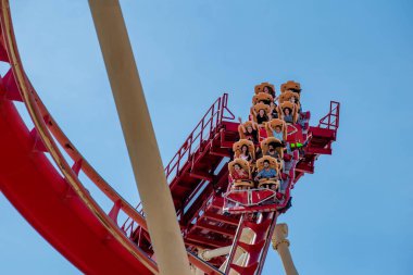 Orlando, Florida. 15 Mart 2020. İnsanlar Universal Stüdyoları 45 'te Hollywood Rip Ride Rockler treninde eğleniyor.