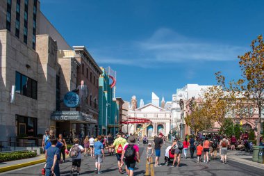 Orlando, Florida. 15 Mart 2020. Universal Stüdyoları 'nın New York bölgesinde yürüyen insanlar