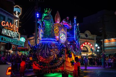 Orlando, Florida. 29 Şubat 2020. Universal Stüdyolarında Mardi Gras Geçit Töreni 'nde renkli yüzer