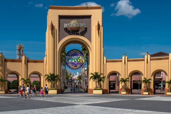 Orlando Florida Března2020 Lidé Kráčející Hlavním Vchodu Universal Studios — Stock fotografie