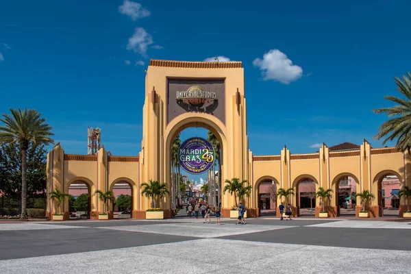Orlando Florida Marzo 2020 Personas Caminando Arco Entrada Principal Universal — Foto de Stock