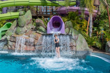 Orlando, Florida. 10 Mart 2020. Universal Stüdyoları 'nın 6. bölgesindeki Volcano Körfezi' nde Ohyah & Ohno Drop Slides 'in keyfini çıkaran insanlar.