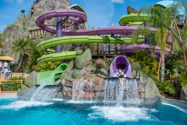 Orlando, Florida. 10 Mart 2020. Universal Stüdyoları 'nın 5. bölgesindeki Volkan Koyu' nda Ohyah & Ohno Drop Slides 'in keyfini çıkaran insanlar