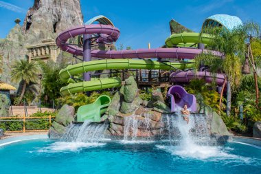 Orlando, Florida. 10 Mart 2020. Universal Stüdyoları 'nın 11. bölgesindeki Volkan Koyu' nda Ohno & Ohno Drop Slides 'in keyfini çıkaran insanlar
