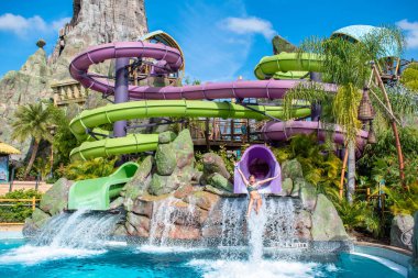 Orlando, Florida. 10 Mart 2020. Universal Stüdyoları 'nın 8. bölgesindeki Volkan Koyu' nda Ohyah & Ohno Drop Slides 'in keyfini çıkaran insanlar.