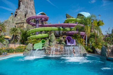 Orlando, Florida. 10 Mart 2020. Universal Stüdyoları 'nın 10. bölgesindeki Yanardağ Koyu' nda Ohno & Ohno Drop Slides 'in keyfini çıkaran insanlar