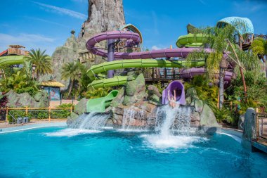 Orlando, Florida. 10 Mart 2020. Universal Stüdyoları 'nın 13. Bölgesindeki Volkan Koyu' nda Ohno & Ohno Drop Slides 'in keyfini çıkaran insanlar