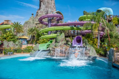 Orlando, Florida. 10 Mart 2020. Universal Stüdyoları 14. bölgedeki Volkan Koyu 'nda Ohyah & Ohno Drop Slides' in keyfini çıkaran insanlar