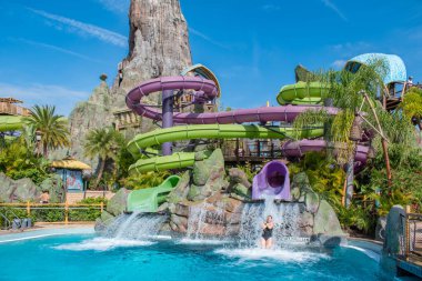 Orlando, Florida. 10 Mart 2020. Universal Stüdyoları 'nın 16. bölgesindeki Volkan Koyu' nda Ohyah & Ohno Drop Slides 'in keyfini çıkaran insanlar