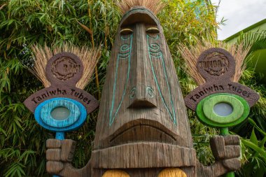 Orlando, Florida. 10 Mart 2020. Raki ve Tonga Taniwa Boruları, Universal Stüdyoları bölgesindeki Volkan Körfezi 'nde Moai heykeli ve imza attılar.