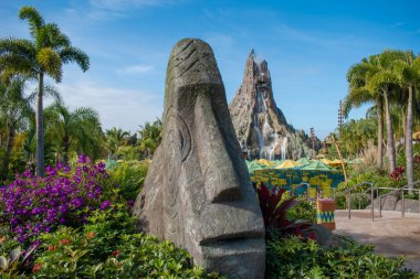 Orlando, Florida. 10 Mart 2020. Moai taş heykeli ve Krakatau volkanı Universal Stüdyoları, 1. Bölgedeki Volkan Koyu 'nda.